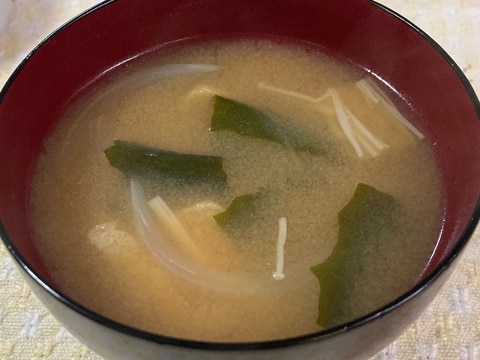 簡単!油あげ玉ねぎえのきわかめの味噌汁
